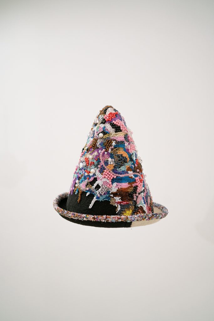 17 Arthur Kostadinoff, Chapeau de Pierrot, 2021-2023 © Gregg Bréhin : Scroll Galerie